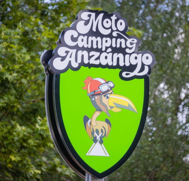 escudo-moto-camping-anzanigo Albergue Camping Anzánigo
